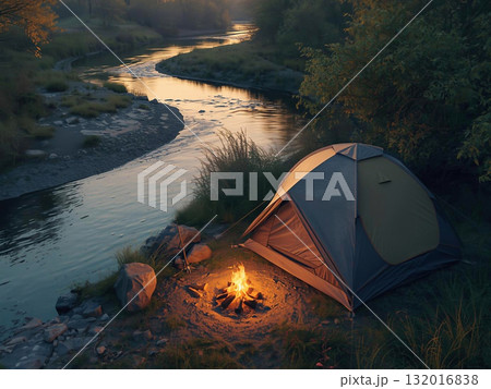 夕暮れの川のほとりのキャンプの風景イラスト 132016838