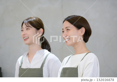 受付で並んで笑顔の日本人女性 受付で並んで笑顔の日本人女性 132016878