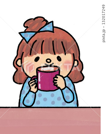 ホッとホットなコーヒーを飲むリボンをつけたカワイイ女の子 132017249