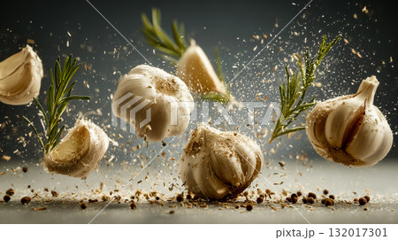 空中に舞う調理用スパイスとフレッシュなニンニクの躍動的アート 132017301