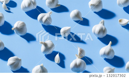 鮮やかな青の背景に浮かぶ白いニンニク 鮮やかな青の背景に浮かぶ白いニンニク 132017302