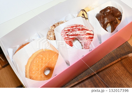 カラフルなドーナツの箱入り詰め合わせ 132017396