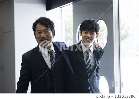 外出するビジネスマン 外出するビジネスマン 132018296