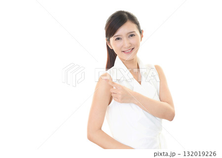 案内する笑顔の女性 案内する笑顔の女性 132019226