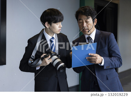 カメラマンとビジネスマン 132019229