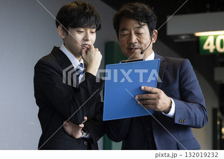 現場で働くビジネスマン 132019232