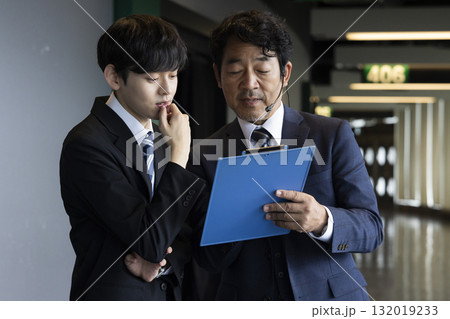 現場で働くビジネスマン 132019233