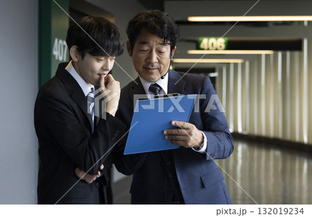 現場で働くビジネスマン 132019234