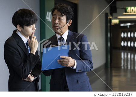 現場で働くビジネスマン 132019237