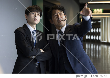 現場で働くビジネスマン 132019238
