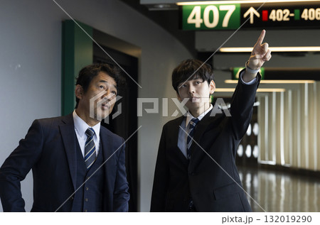 現場で働くビジネスマン 132019290