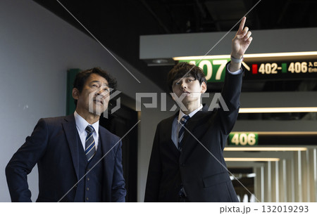 現場で働くビジネスマン 132019293