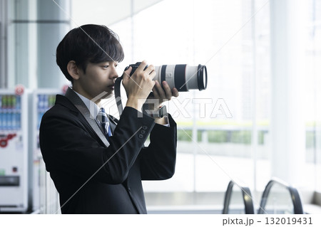 カメラを構えるスーツの男性 カメラを構えるスーツの男性 132019431