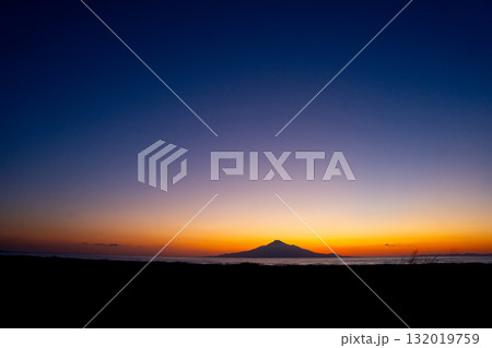 夕焼け空に浮かぶ利尻富士のシルエット風景 夕焼け空に浮かぶ利尻富士のシルエット風景 132019759