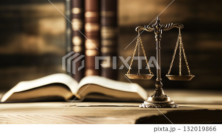 正義と公平を象徴する天秤と古い書物 正義と公平を象徴する天秤と古い書物 132019866