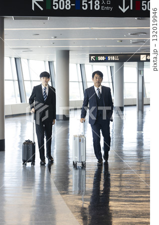 エスカレーターに乗るビジネスマン エスカレーターに乗るビジネスマン 132019946