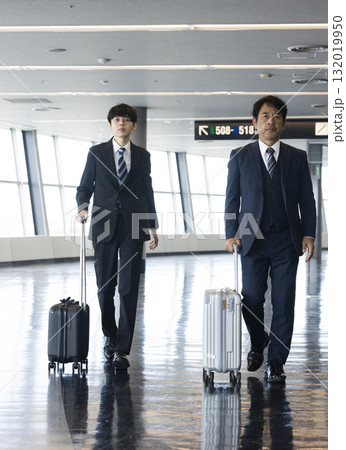 エスカレーターに乗るビジネスマン エスカレーターに乗るビジネスマン 132019950