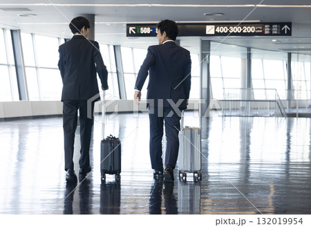 エスカレーターに乗るビジネスマン 132019954