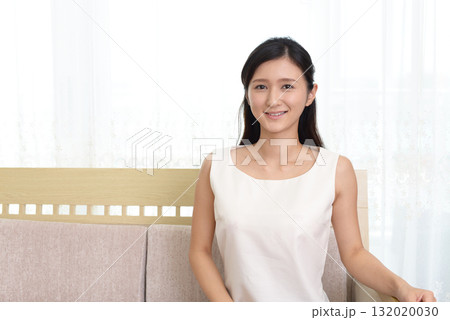 ソファでくつろぐ女性 132020030
