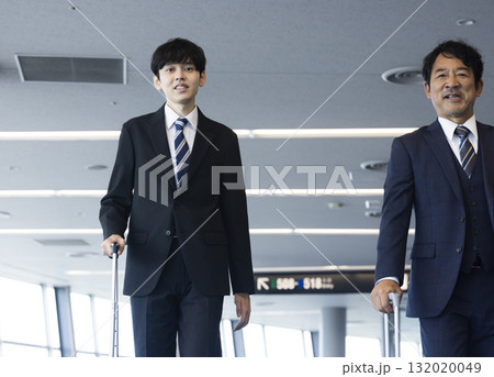 スーツケースを引くビジネスマン 132020049