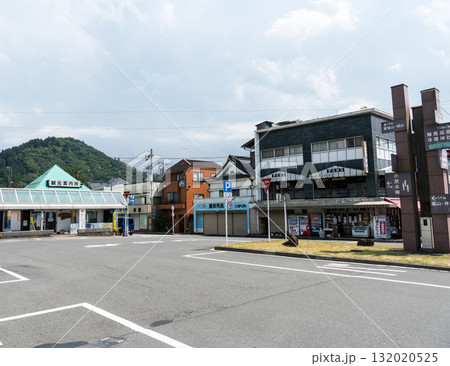 JR中央本線　相模湖駅　駅前のロータリー　夏の青空　神奈川県相模原市 132020525