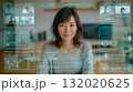 未来的なデジタルインターフェースでオンライン会議に参加する女性 132020625