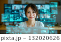 未来的なデジタルインターフェースでオンライン会議に参加する女性 132020626