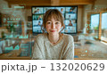未来的なデジタルインターフェースでオンライン会議に参加する女性 132020629