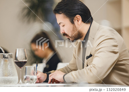 Sommelier In Training at Wine Course. Lecture and Examination for get Worldwide Certification. Wine school, winemaking lecture. Sommelier In Training at Wine Course. Lecture and Examination for get Worldwide Certification. Wine school, winemaking lecture. 132020849
