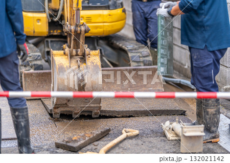 水道工事　給水管布設替え工事　道路　アスファルト舗装　掘削　開削工法 132021142