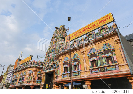 色鮮やかな彫像が特徴的なヒンドゥー教寺院 132021331