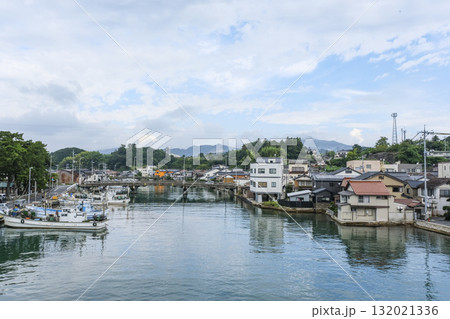 八尾川に係留されている漁船と家々 八尾川に係留されている漁船と家々 132021336