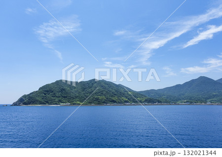 甑島へ向かうフェリーから見る上甑島の市街地 132021344