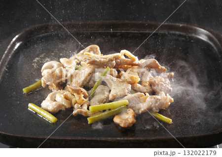 親鶏とにんにくの芽炒め 鉄板で焼いているシーン 親鶏とにんにくの芽炒め 鉄板で焼いているシーン 132022179