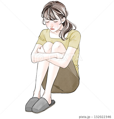 膝を抱えて泣いている女性 132022346