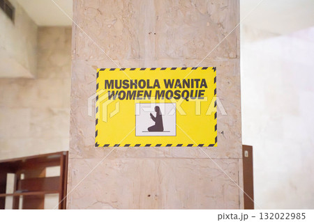 女性用礼拝所の案内サインーイスラム文化の象徴 132022985