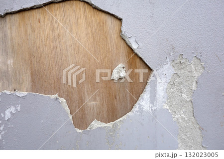 外壁が壊れた住宅 132023005