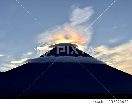 富士山と彩雲 富士山と彩雲 132023025