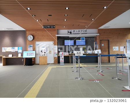 誰もいない鴛泊港フェリーターミナル発券窓口 132023061