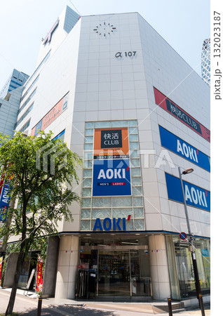 スーツのAOKI 新宿西口本店 入口 夏の青空 東京都新宿区西新宿 スーツのAOKI 新宿西口本店 入口 夏の青空 東京都新宿区西新宿 132023187