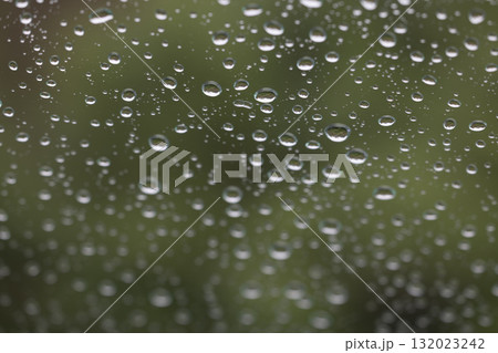 雨の日の風景フロントガラス 132023242