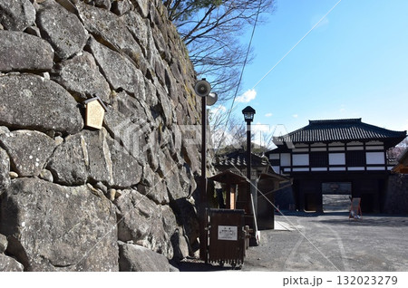 長野県　小諸城址懐古園の三之門と復元石垣 132023279