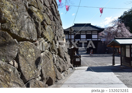 長野県　小諸城址懐古園の三之門と復元石垣 132023281