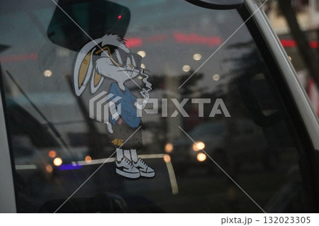 車窓のステッカー 132023305
