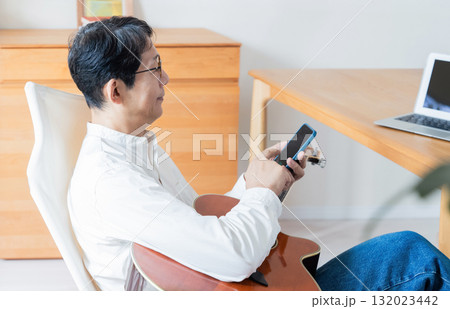 スマホを操作するミドル男性 132023442
