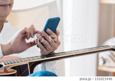 スマホを操作するミドル男性 132023446