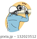 防犯カメラを取り付けている男性作業員 132023512