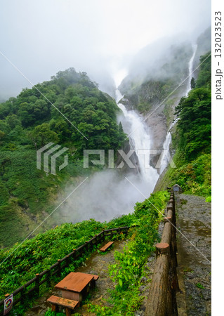 称名滝とハンノキ滝　雨の日の大瀑布　富山県 132023523