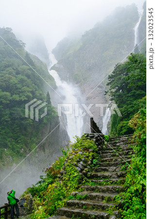 称名滝とハンノキ滝 雨の日の大瀑布 富山県 称名滝とハンノキ滝 雨の日の大瀑布 富山県 132023545