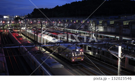 東急の電車が数多く停車している東急電鉄の長津田検車区の夜景 東急の電車が数多く停車している東急電鉄の長津田検車区の夜景 132023546